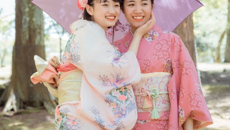 Photo by Nguyễn Thanh Tùng - Women Wearing Kimonos
