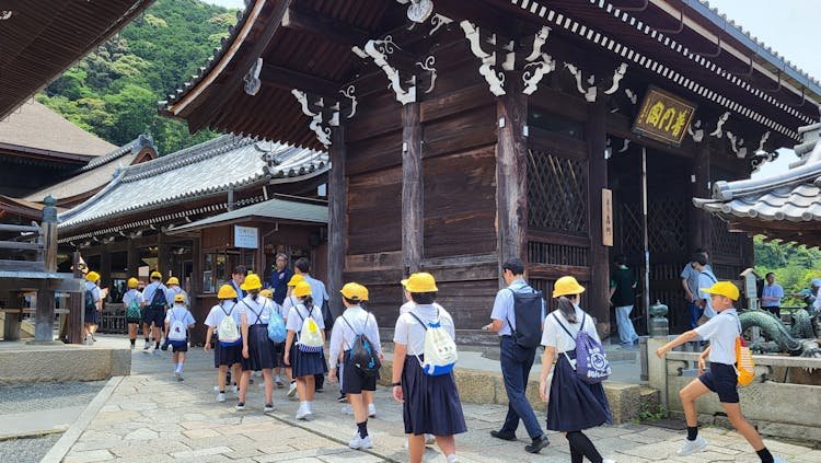 Photo by wai sing-  Children Walking on Trip at Kiyomizu Temple in Kyoto in Japan with wearing joggers
